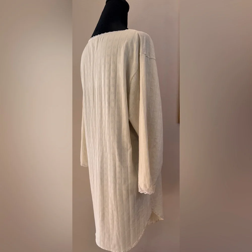 Etienne Vintage ivory sleep shirt/Chemise chest 44” size Large-cotton/poly blend